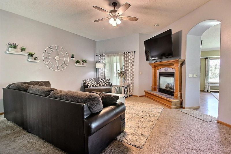 902 Mccaskey Ct, Rose Hill, KS 67133