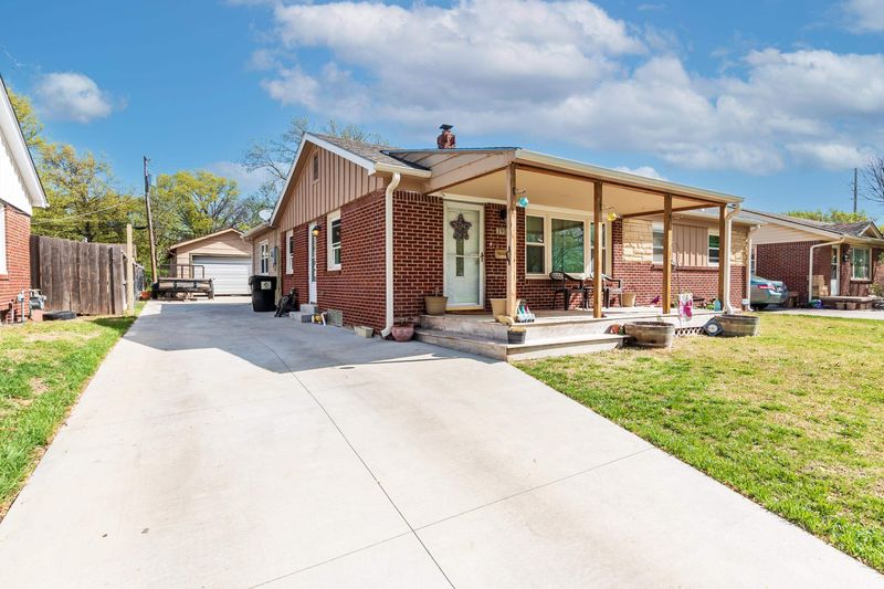 7902 E Watson Ln, Wichita, KS 67207