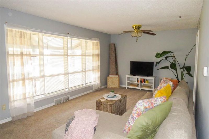 920 N Lakeview Dr, Derby, KS 67037