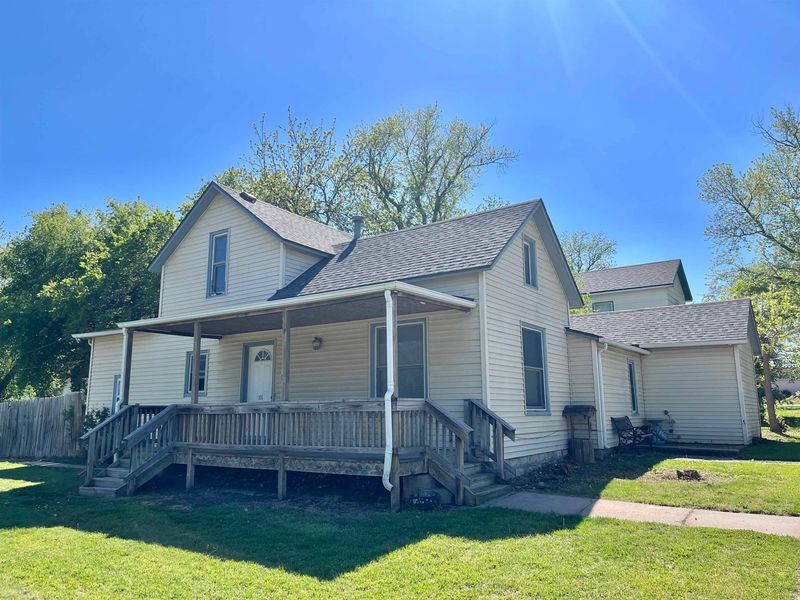 101 S Schmidt Ave, Moundridge, KS 67107