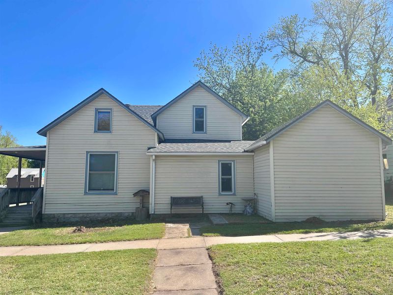 101 S Schmidt Ave, Moundridge, KS 67107