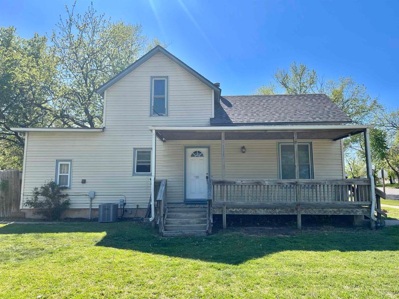 101 S Schmidt Ave, Moundridge, KS 67107