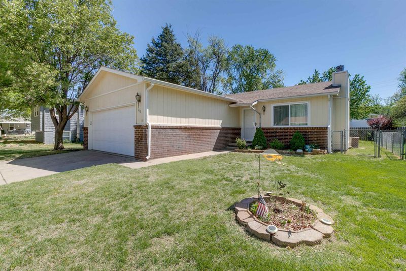 618 N Chickadee Ln, Wichita, KS 67212