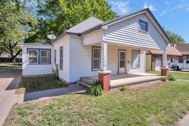 614 W 5th St, Newton, KS 67114