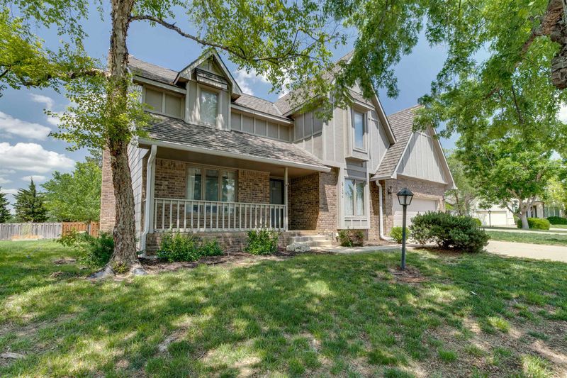 8104 E Greenbriar Ct, Wichita, KS 67226