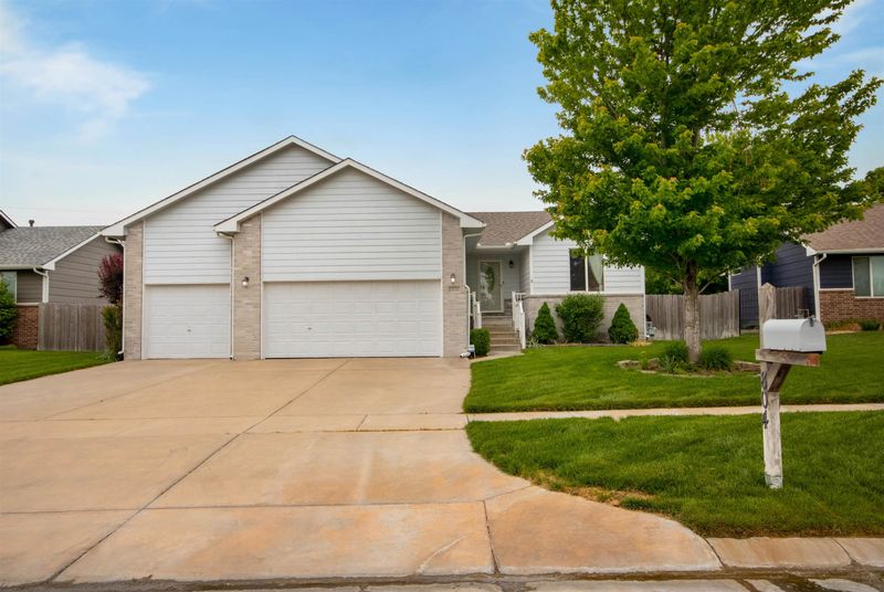 804 E Winding Lane Ct, Derby, KS 67037