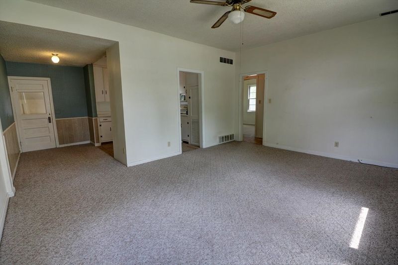 412 S Pine St, Newton, KS 67114