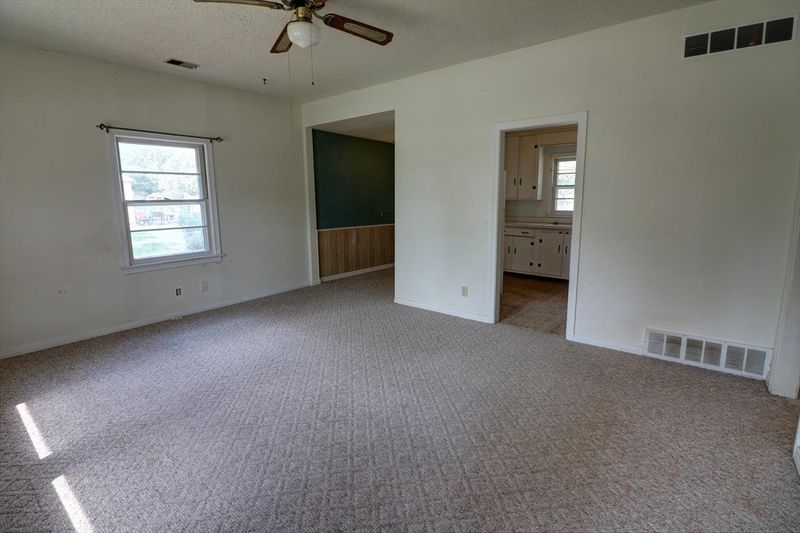 412 S Pine St, Newton, KS 67114