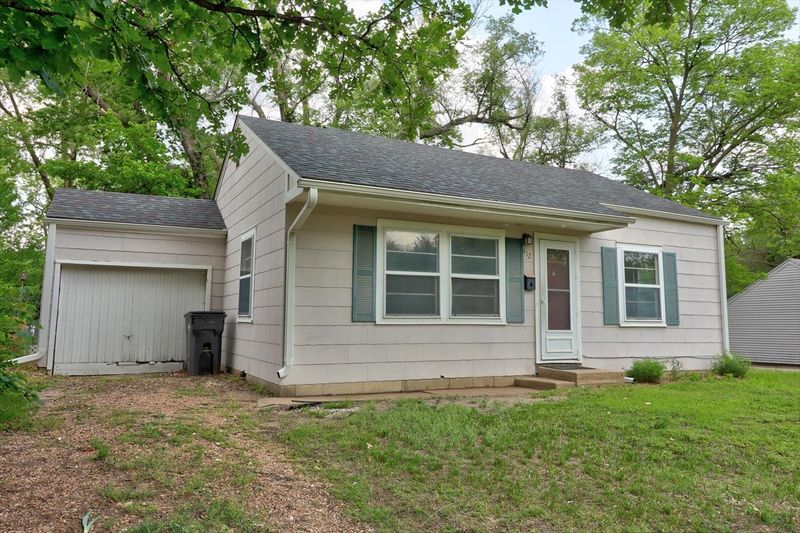 412 S Pine St, Newton, KS 67114