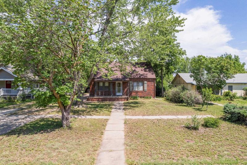 914 E 8th St, Newton, KS 67114-2828