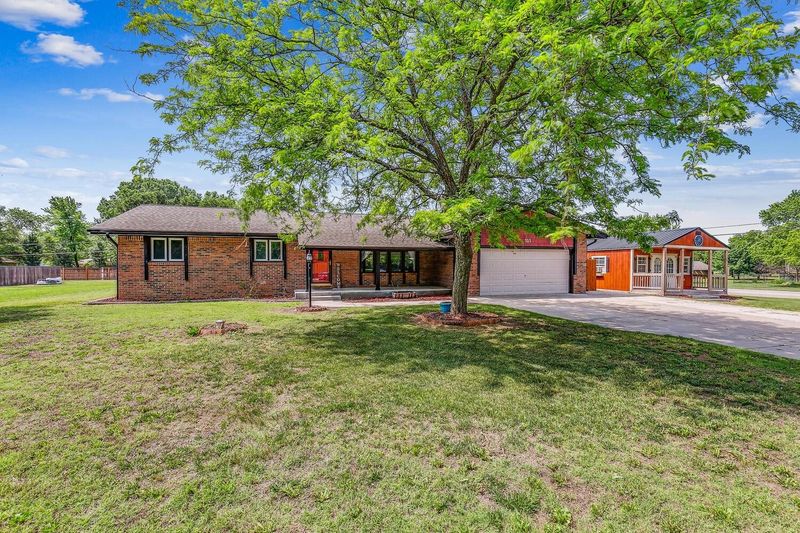 111 E Stanton Rd, Andover, KS 67002