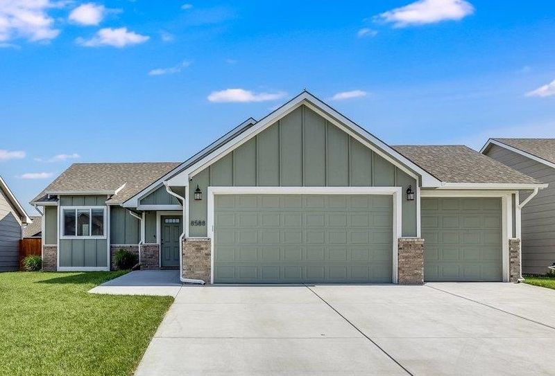 8588 E Chris St, Bel Aire, KS 67226