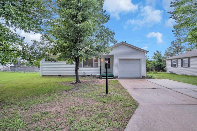 905 Westridge Dr, Newton, KS 67114