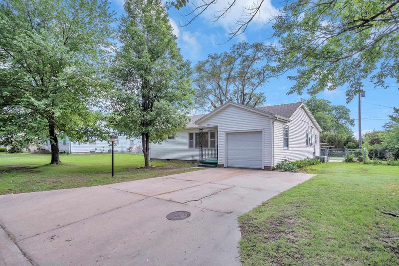 905 Westridge Dr, Newton, KS 67114