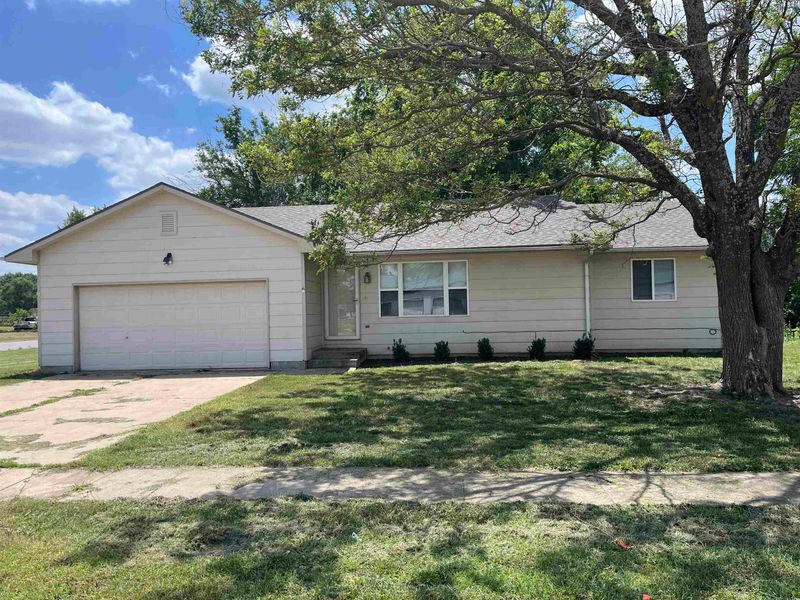 929 N Main St, Eureka, KS 67045