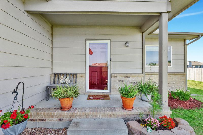 801 N Longview Ct, Valley Center, KS 67147