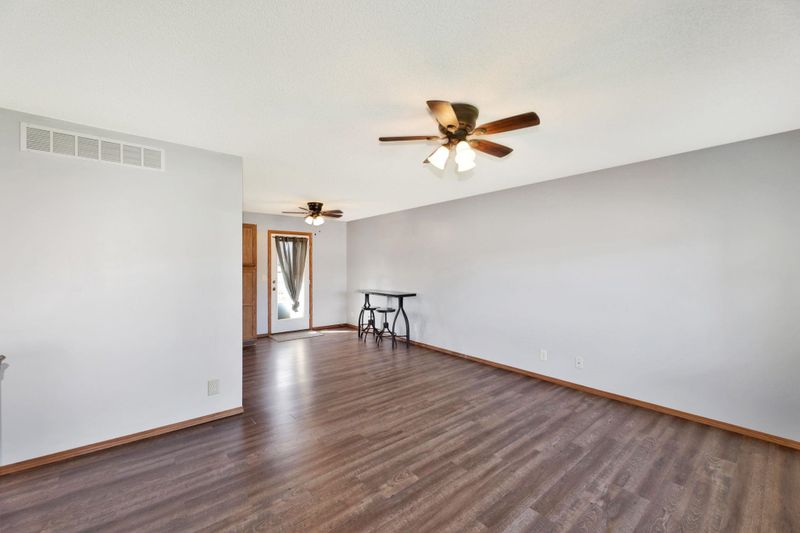 801 N Longview Ct, Valley Center, KS 67147