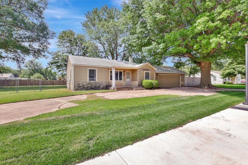 407 E Academy Ave, Maize, KS 67101