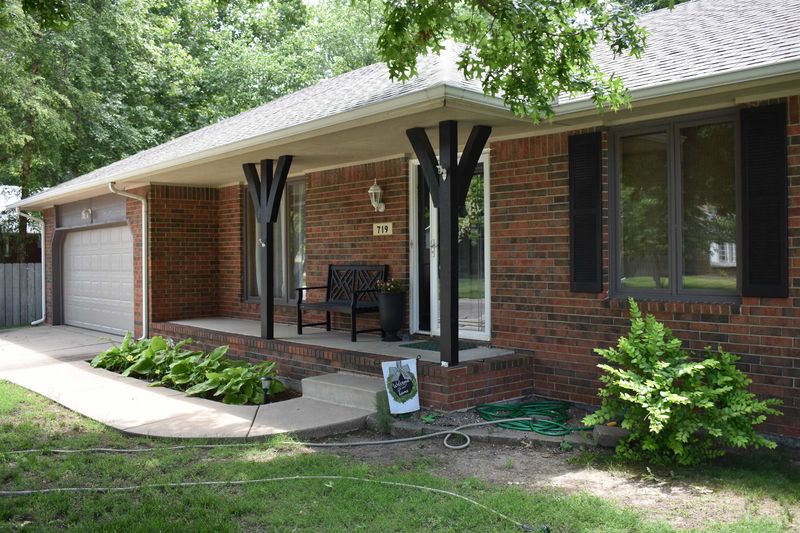 719 E Clay St, Valley Center, KS 67147