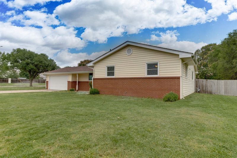 4725 E Pembrook Ln, Wichita, KS 67220