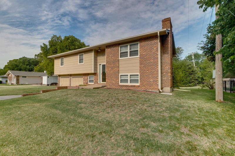 1011 Grandview Ave, Newton, KS 67114