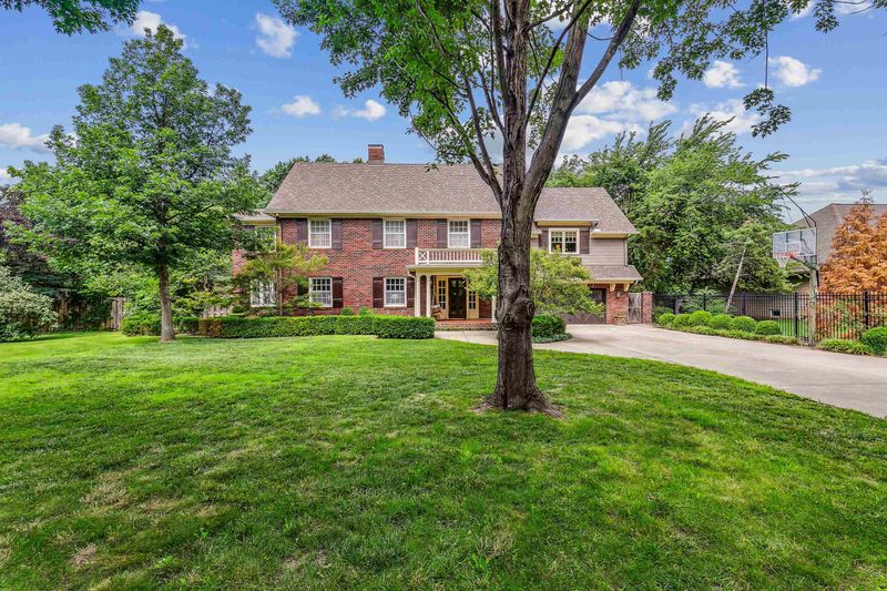16 E Norfolk Dr, Eastborough, KS 67206