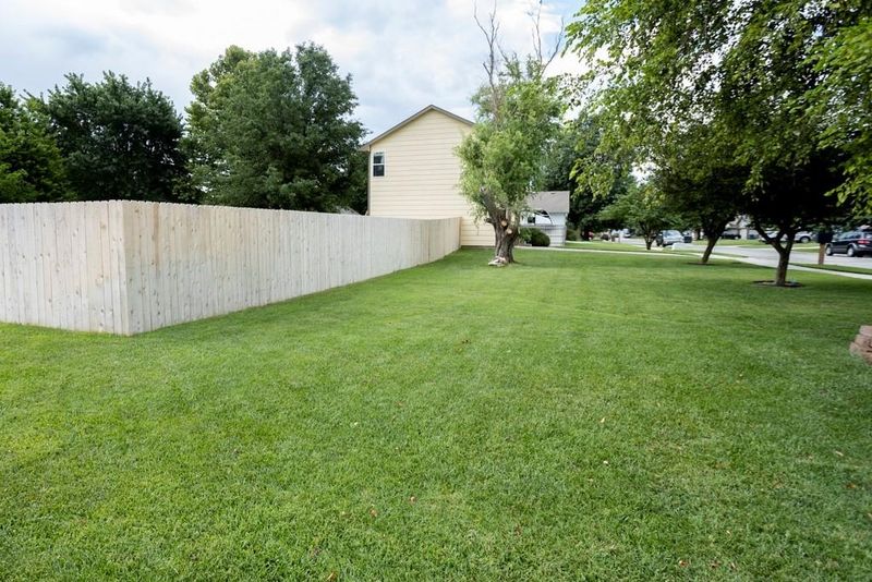 942 Clover Ln, Valley Center, KS 67147