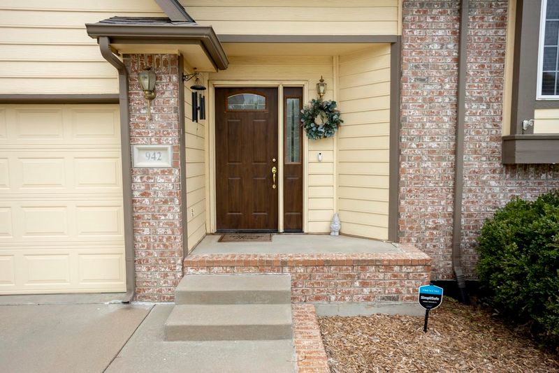 942 Clover Ln, Valley Center, KS 67147