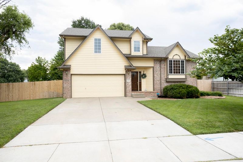 942 Clover Ln, Valley Center, KS 67147
