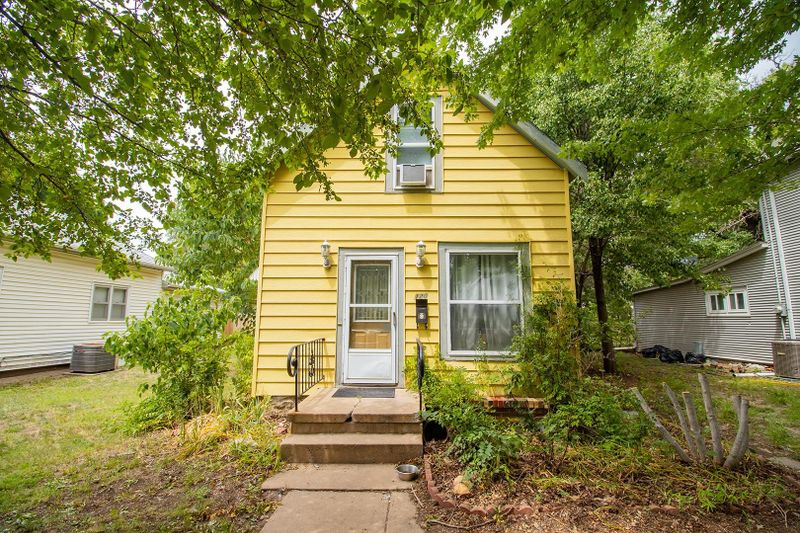 120 SW 5th St, Newton, KS 67114