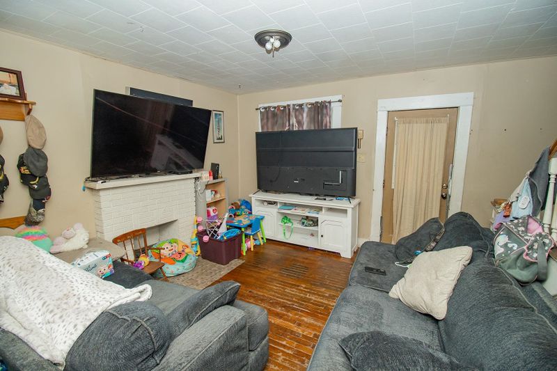 120 SW 5th St, Newton, KS 67114