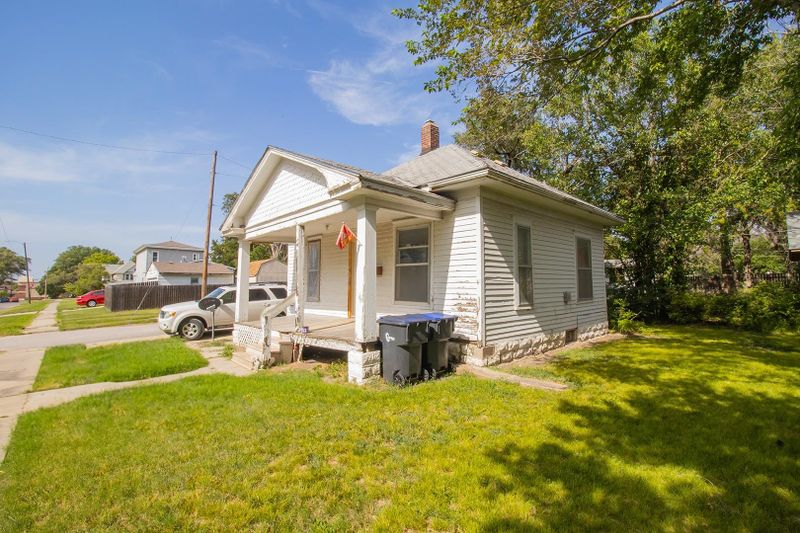 1008 Oak St, Newton, KS 67114