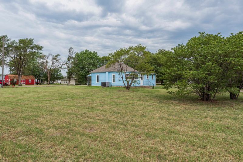 112 S Dacey Ave, Bentley, KS 67016