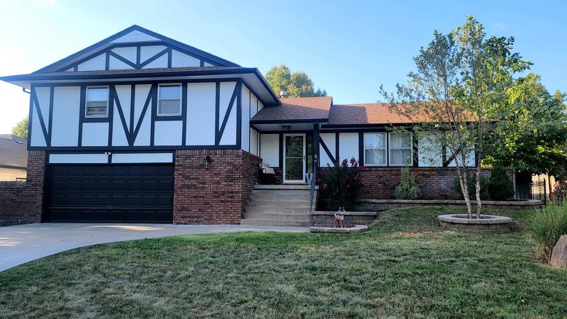 1252 N Armstrong Ct, Derby, KS 67037