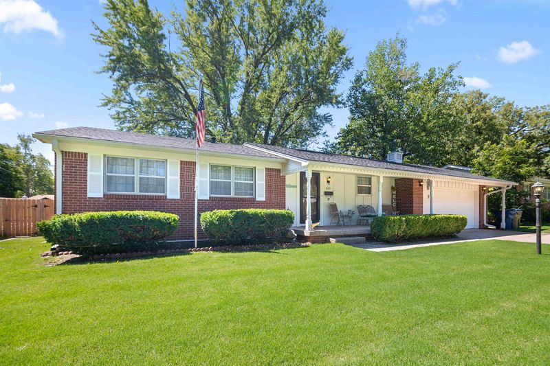 809 E English Ct, Derby, KS 67037