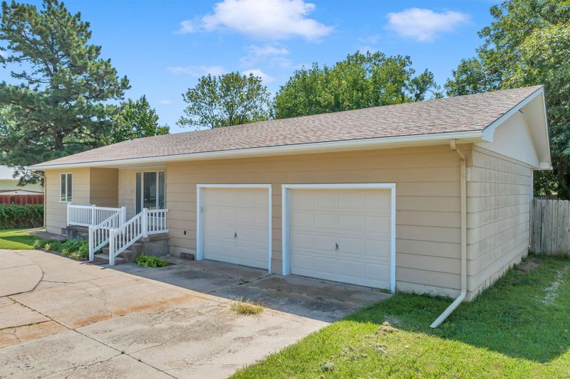 705 W 12th St, Newton, KS 67114