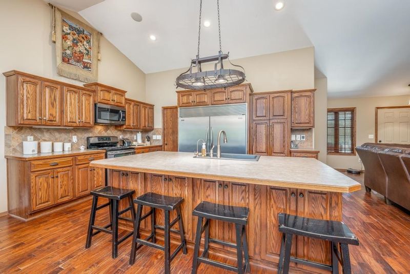 1016 E Moss Wood Ct, Derby, KS 67037