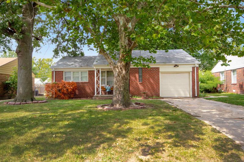 915 S Barlow St, Wichita, KS 67207