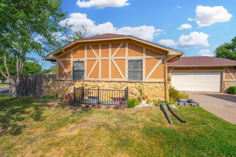 8918 E Dos Rios St, Wichita, KS 67207