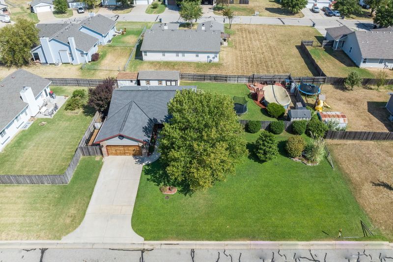 206 E Country Walk Ln, Mulvane, KS 67110