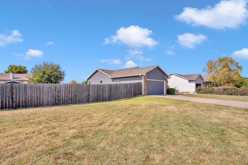 206 Victoria Rd, Newton, KS 67114