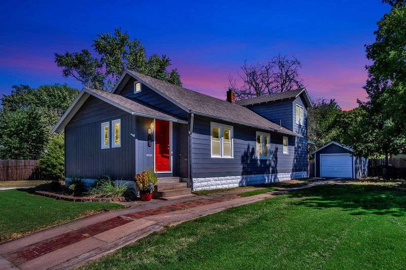 112 N High St, Newton, KS 67114