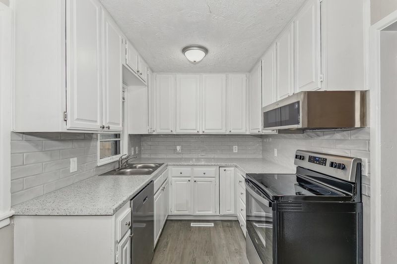 1420 E El Monte St, Wichita, KS 67216