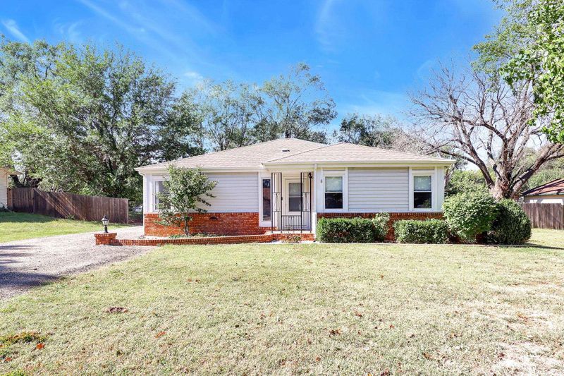 319 S Queen Ave, Maize, KS 67101