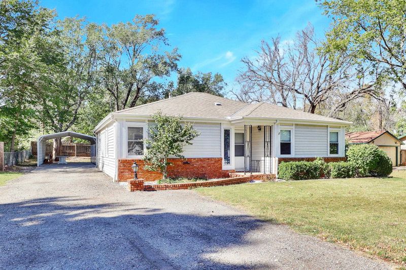 319 S Queen Ave, Maize, KS 67101