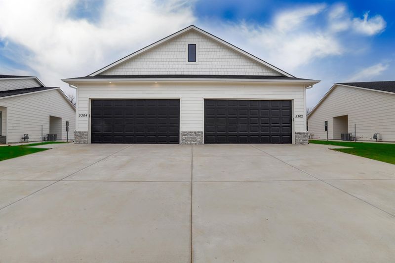 5302 N Pinecrest St, Bel Aire, KS 67220