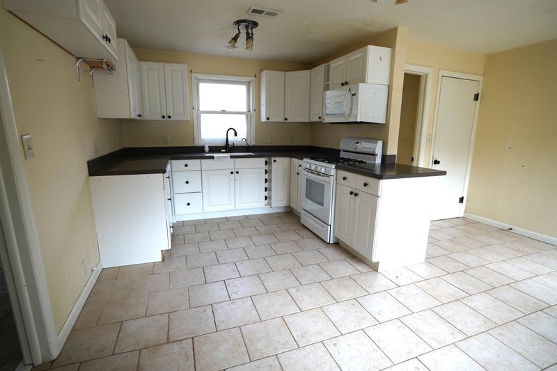 320 SW 6th, Newton, KS 67114