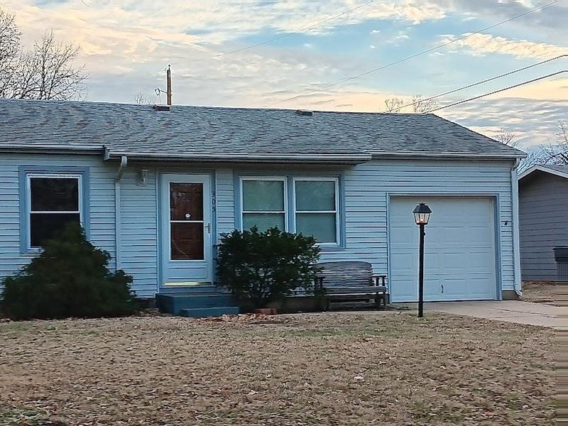 305 SW 9th St, Newton, KS 67114