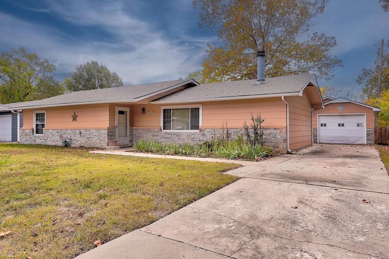 1319 E 13th Ave, Winfield, KS 67156