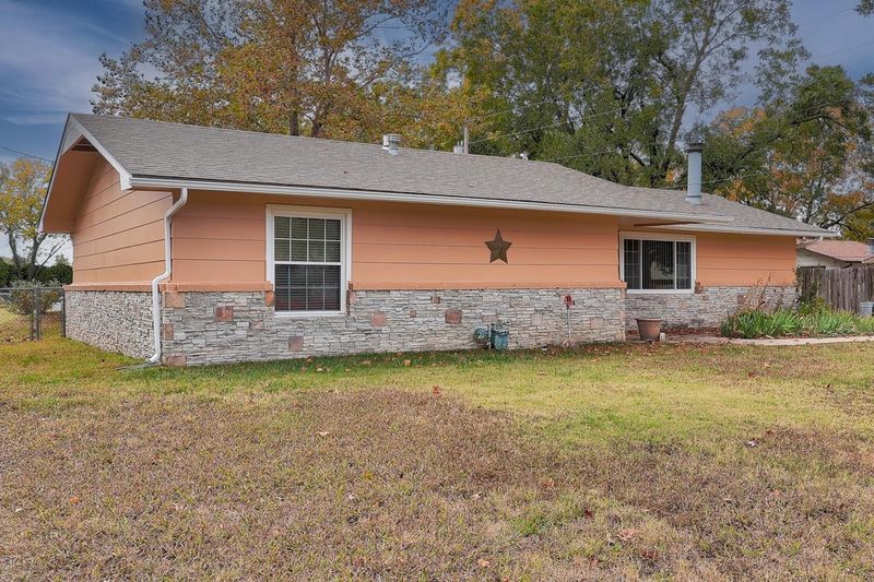 1319 E 13th Ave, Winfield, KS 67156